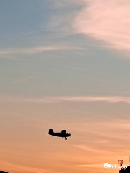 Alkonyodik egy repülővel