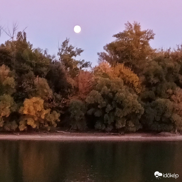 Duna parti séta - nézd csak, ott a Hold :)