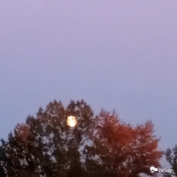 Duna parti séta - nézd csak, ott a Hold :)