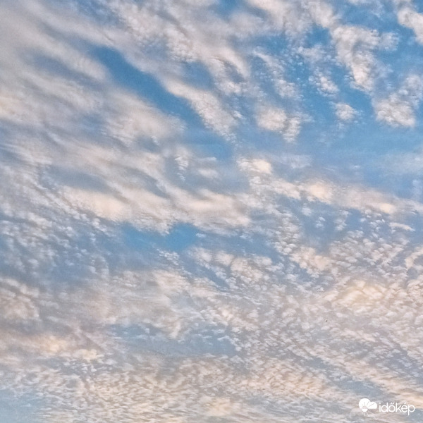 Napkelte után az ég képe