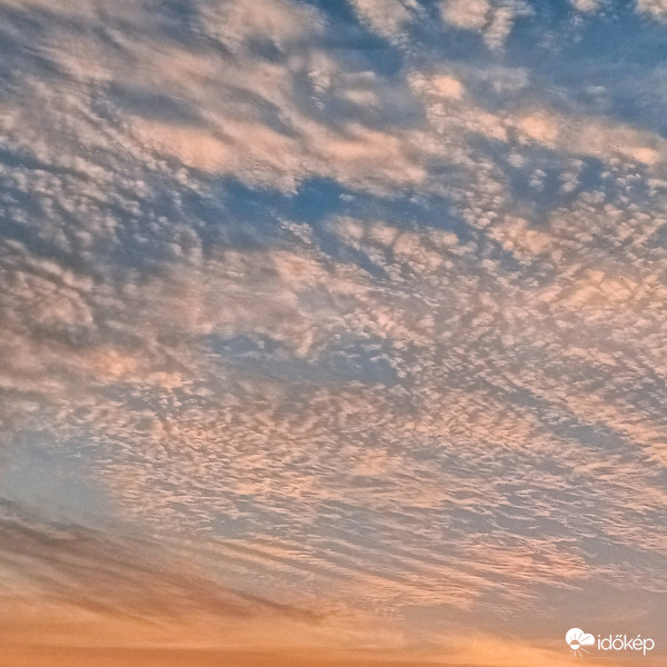 Napkelte után az ég képe