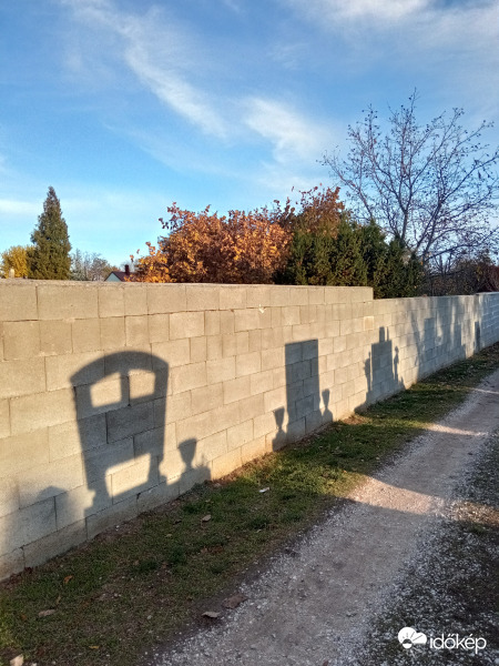 Árnyék a temetőben