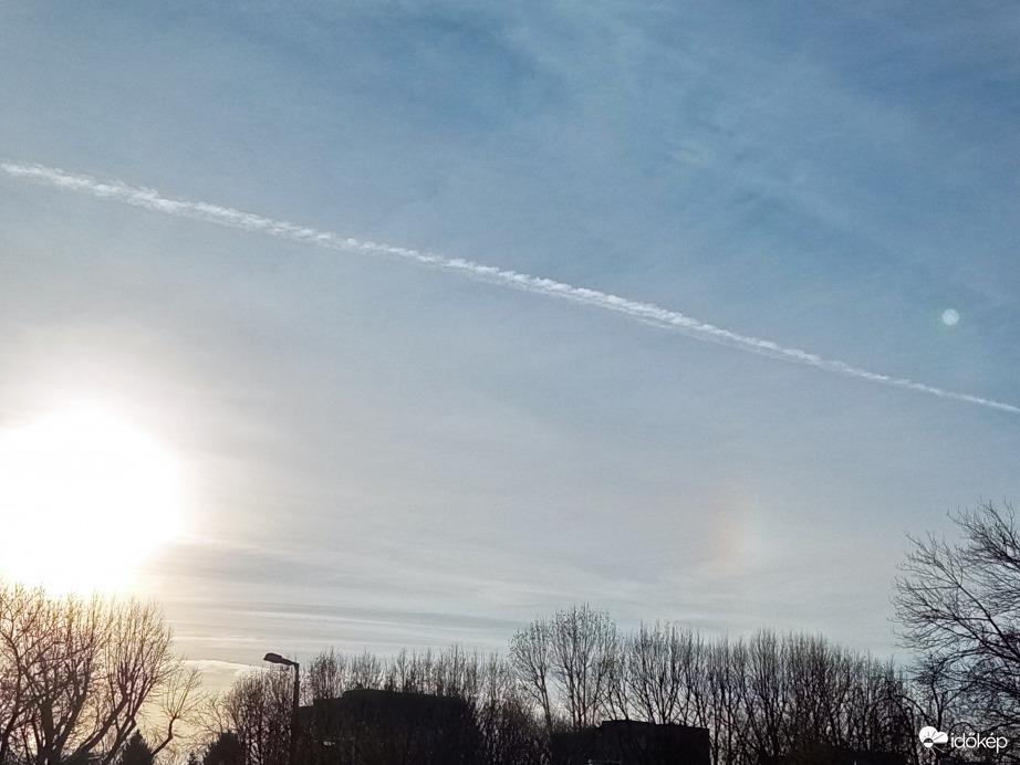 Halványan, de látszik: jobboldali melléknap (?)