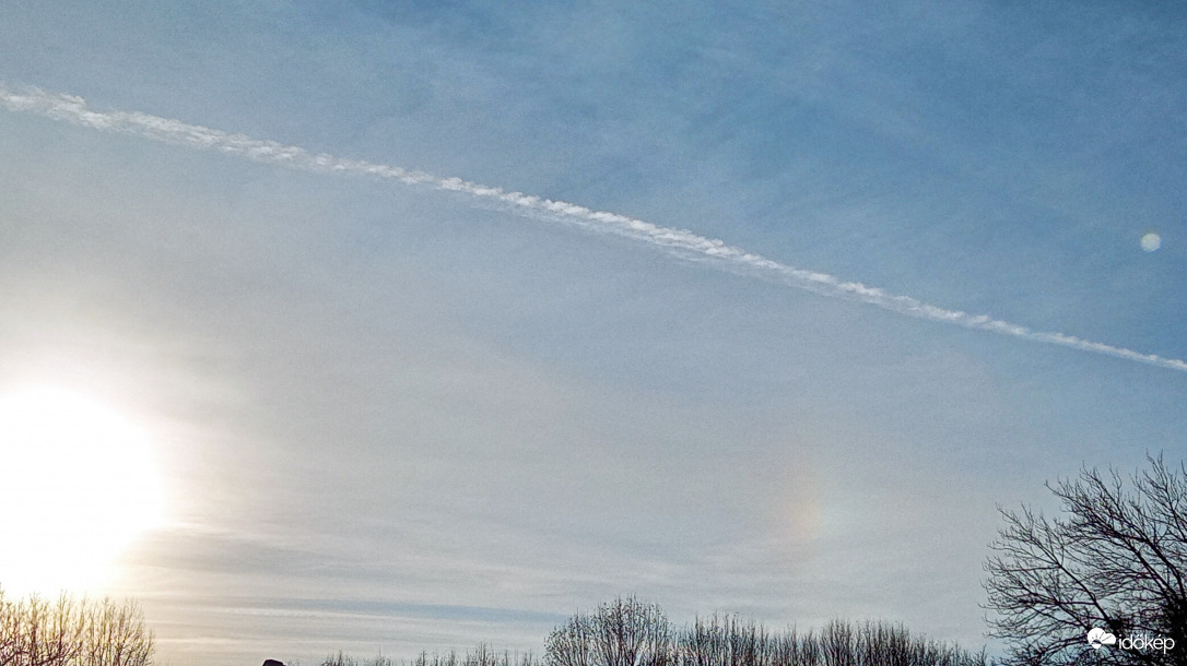 Halványan, de látszik: jobboldali melléknap (?)