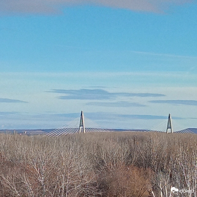 Menjen sétálni aki teheti, ragyogó idő van :)