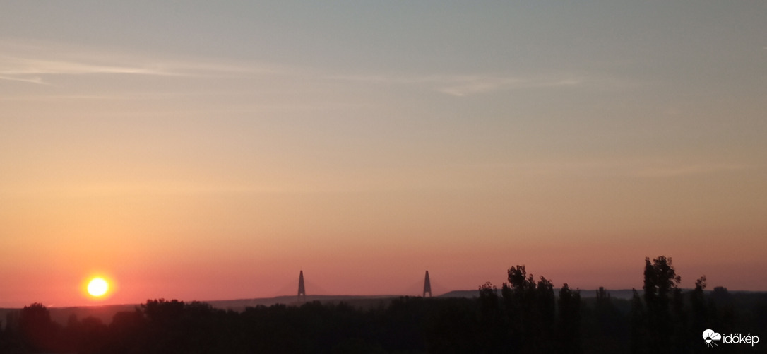 Budapest - 04:56 - és jön a Nap