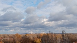 Budapest +4⁠ºC, szeles, hideg. Felhőátvonulás 