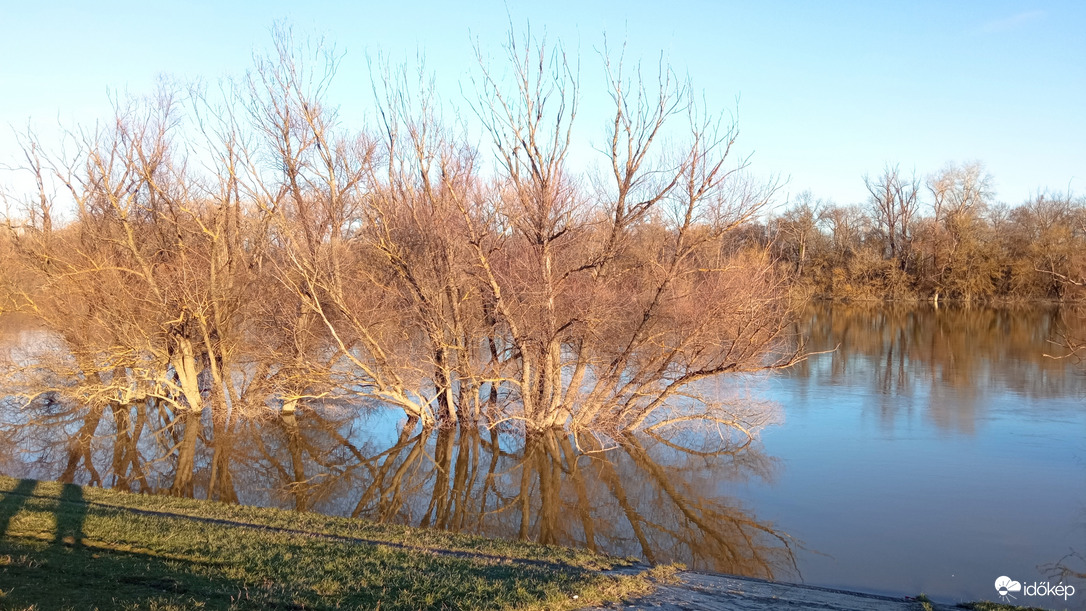 Lassú az apadás - Duna, Budapestnél 