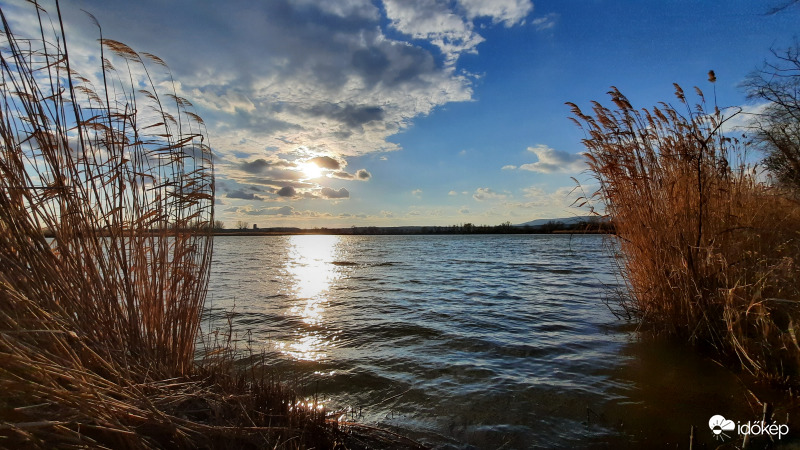 Szeles napos hullámos felhős szeleburdi