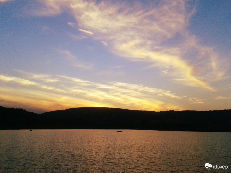 Naplemente a tóról