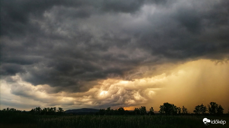 Hanggal támadó felhők