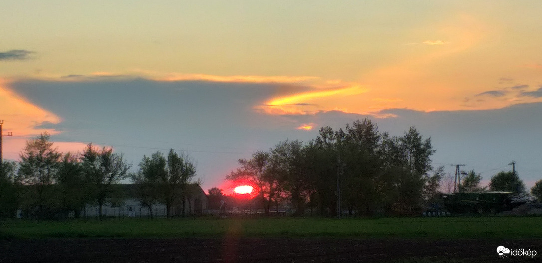 Lenyugvó Nap és tovatűnő zivatarok