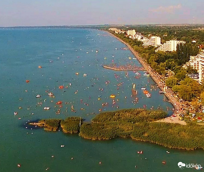 Fürdőzők ezrei a Balatonban - 10