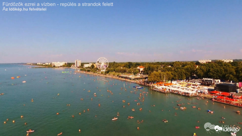 Fürdőzők ezrei a Balatonban - 2