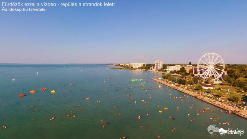 Fürdőzők ezrei a Balatonban - 3