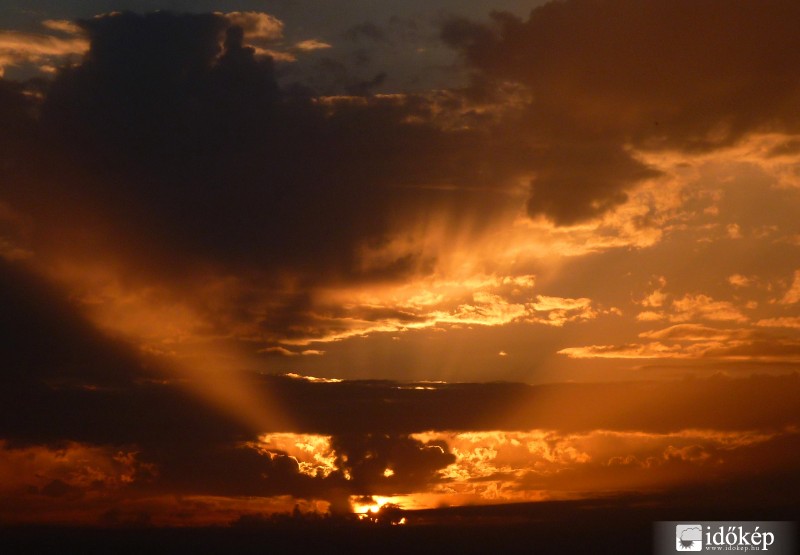 Narancs Tyndall-sugarak