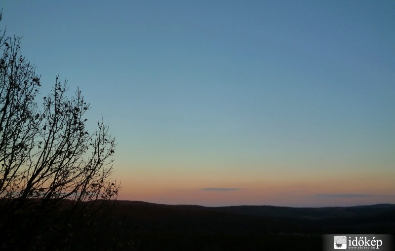 Letisztult naplemente Gödöllő felett