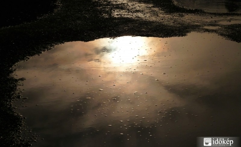 Felhő - iriza a pocsolyában