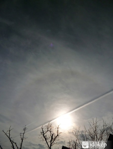HALO és kondenzcsík árnyék (ma 10:04-kor)