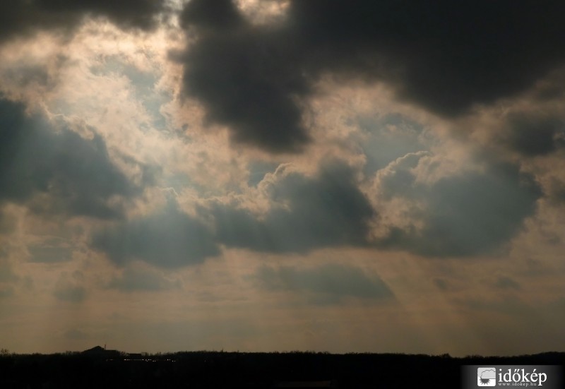 Délutáni égboltkép Gödöllő felett ma