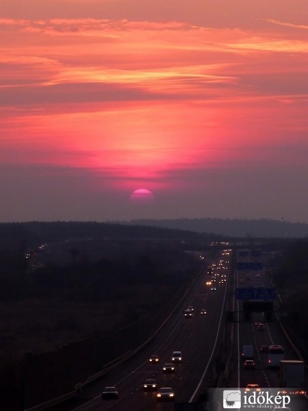 Napnyugta Gödöllő felett (ma 17:24-kor)