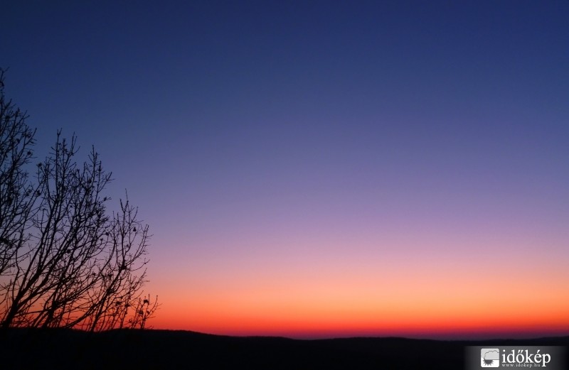 Tiszta égboltos napfelkelte (ma 05:30-kor)