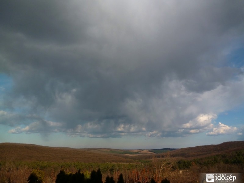 Virgák Gödöllő felett (ma 15:45-kor)