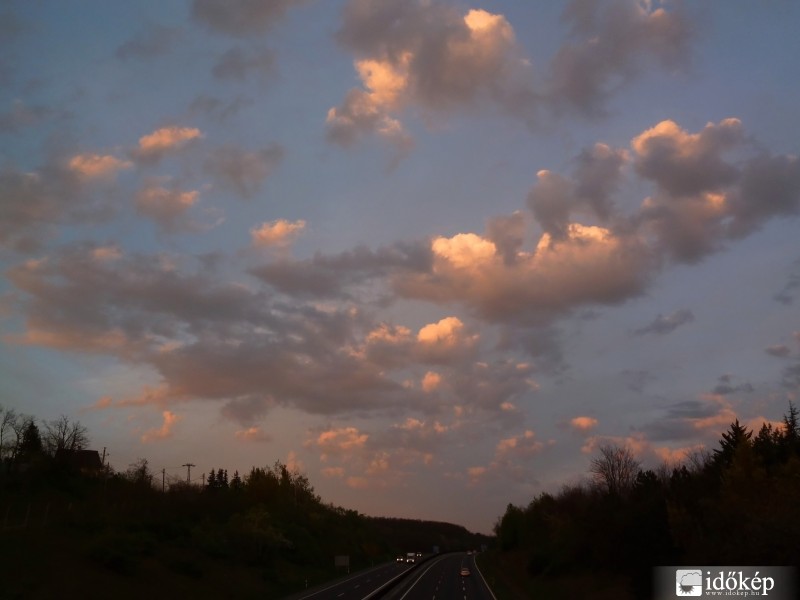 Felhőformációk (2016.04.13., 19:10-kor)