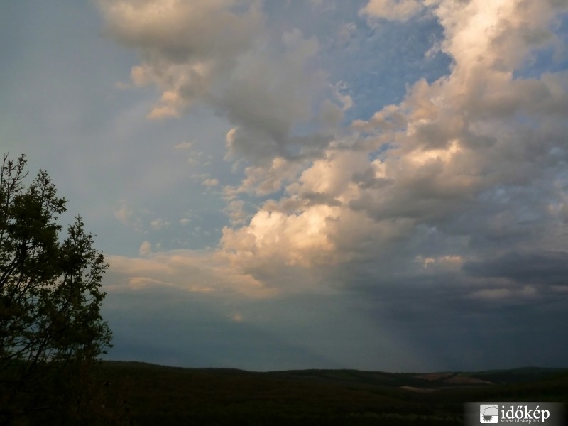 Tegnapi antikrepu (18:51-kor) Gödöllő felett