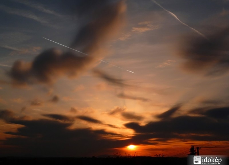 Átdöfött felhő tyndall-sugarakkal