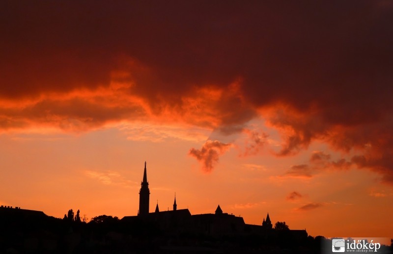 A Nap utolsó sugarai felhőárnyékkal