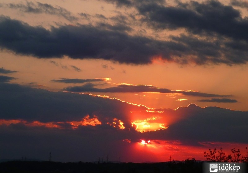 Naplemente Gödöllő felett (tegnap 19:47-kor)