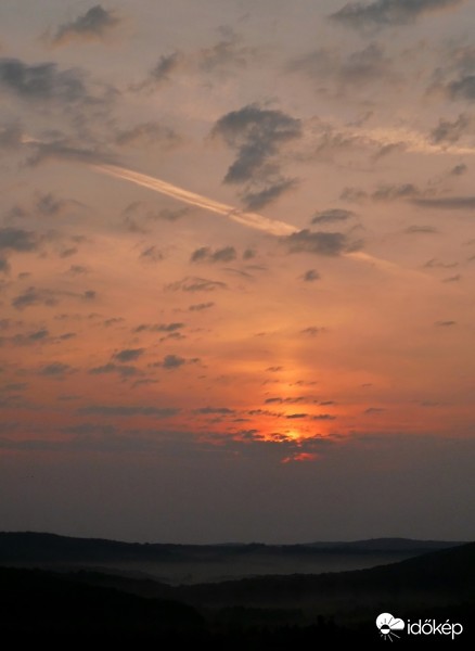 Naposzlop és kis köd a völgyben