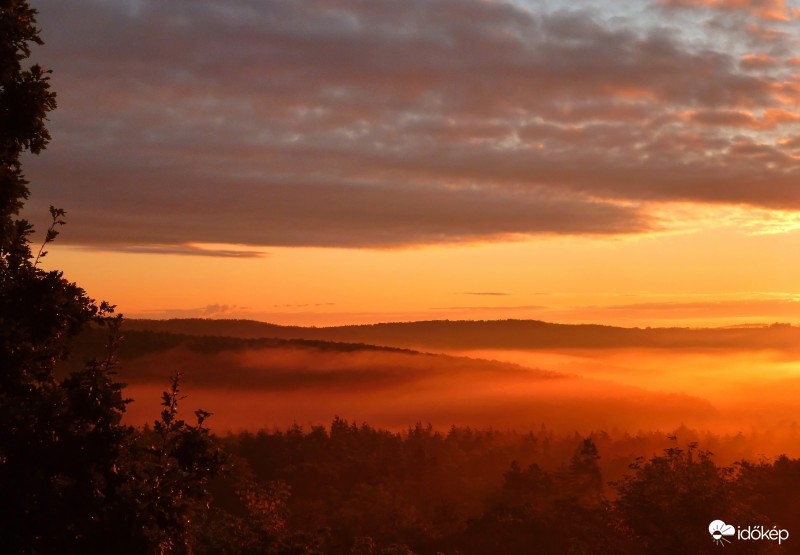 Narancs ködben úszva napkelte után nem sokkal