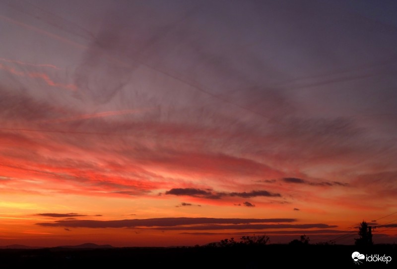 Szélfútta felhők naplemente idején
