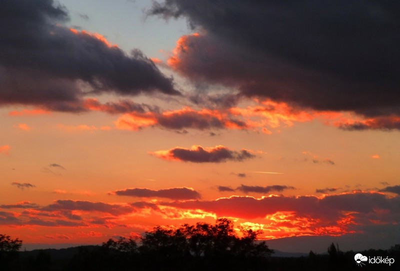 Mai naplemente közelebbről nézve