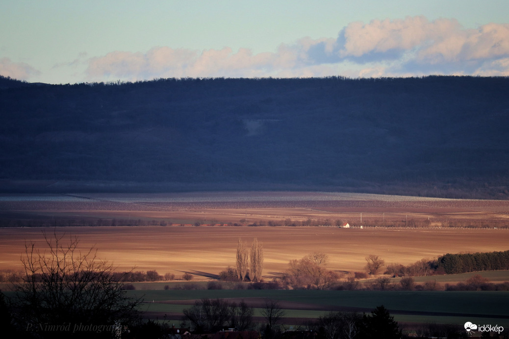 Naplementében megvilágított táj ☺️
