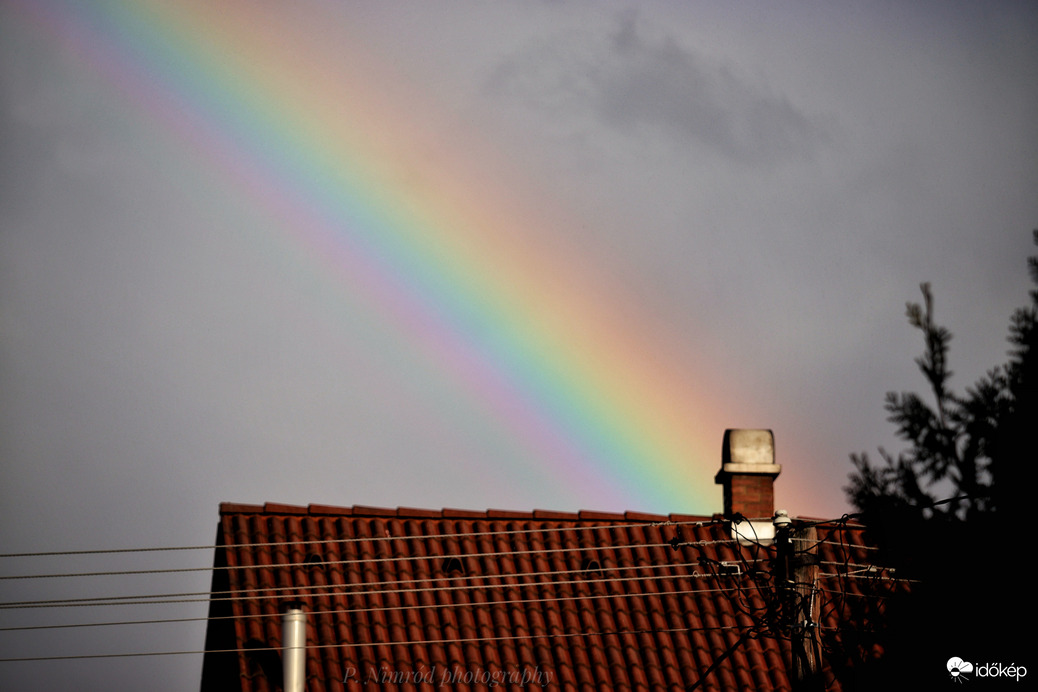 Szivárvány a kémény felett