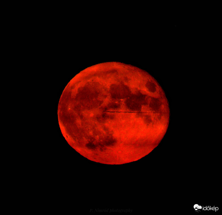 Vörösen izzó hold repülővel A fókuszt nagyon nehéz volt megtalálni :)