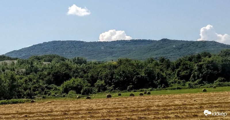 Hegyvonulatok és szalmabálák