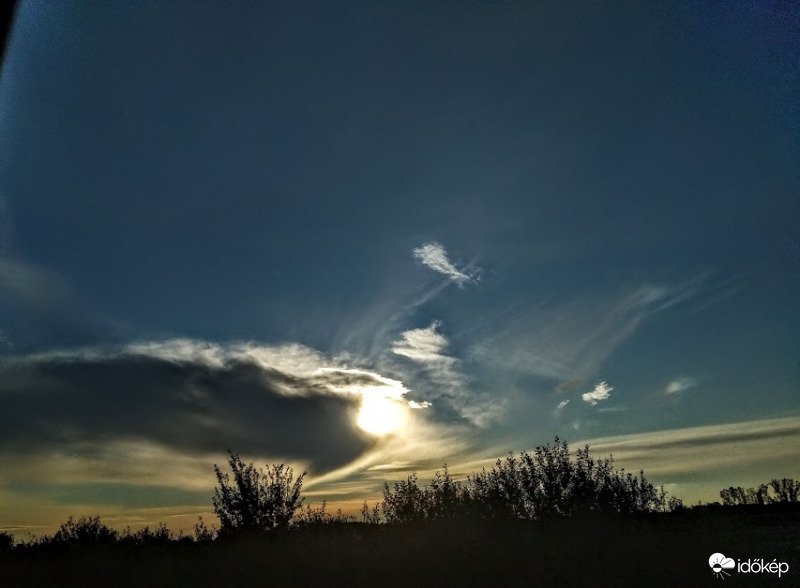 Reggel egy kis cirrussal, melléknappal, napkeltével