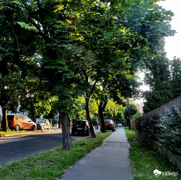 Budapesti utca a lemenő nap fényében :)