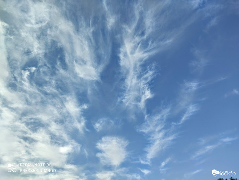 Hatalmas cirrusok a délutáni égbolton 2.