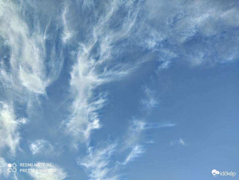 Hatalmas cirrusok a délutáni égbolton