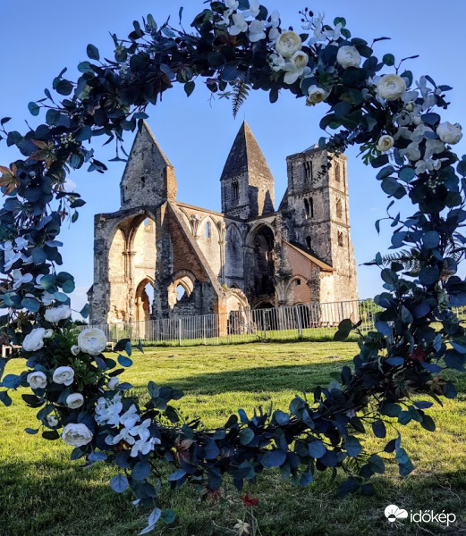 Rózsakoszorúba zárva