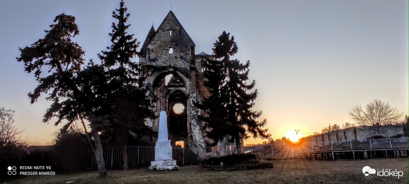 Naplemente a Romtemplomnál Zsámbékon