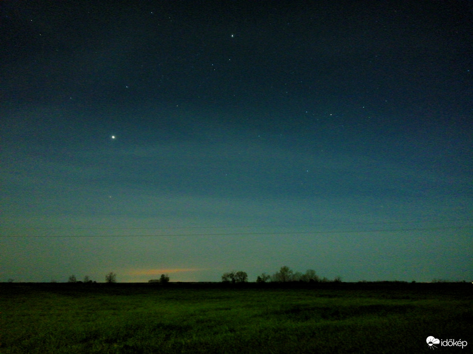 Csillagos égbolt/táj az utca végéről fotózva