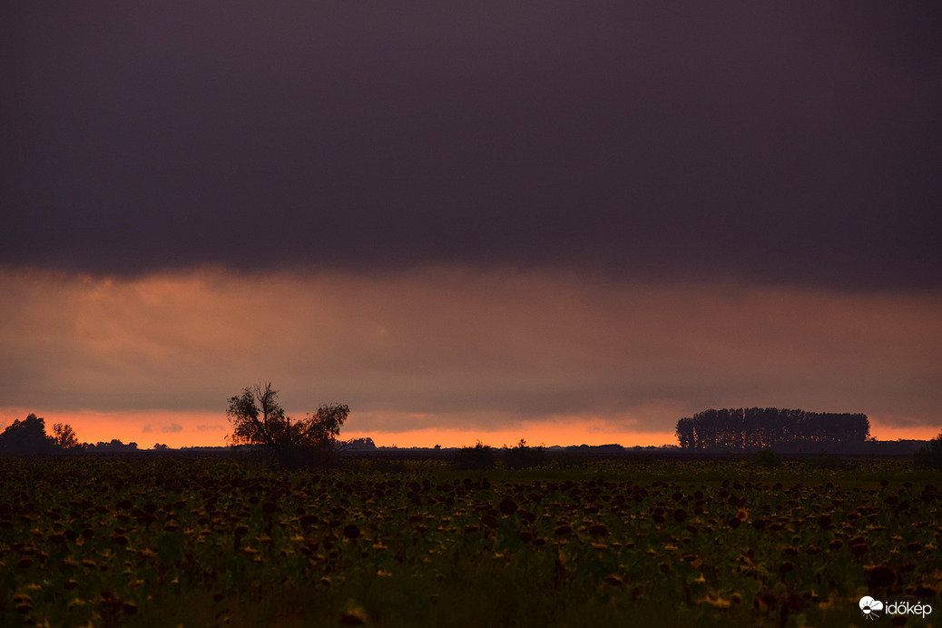 Naplemente előtti színek