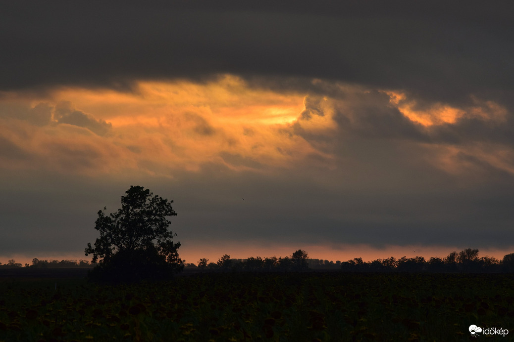 Naplemente előtti színek