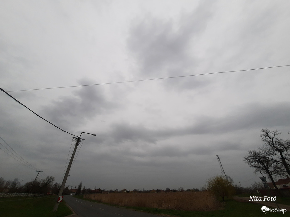 Dévaványa (felhős, csepereg az eső, 8 fok)